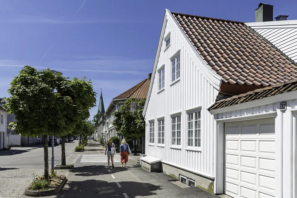 Weiße Holzhäuser in Posebyen, Kristiansand