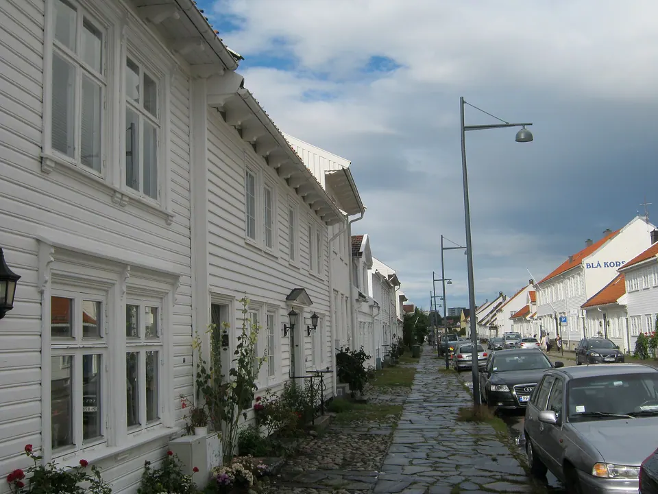 Gasse mit weißen Holzhäusern in Posebyen