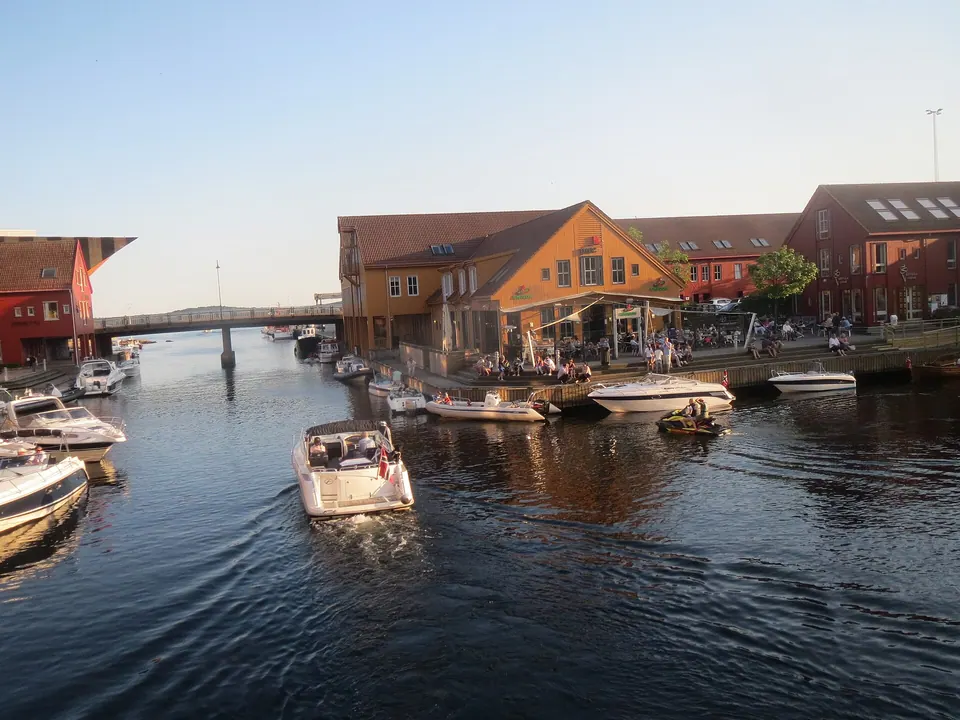 Boten in het Gravane-kanaal bij de Fiskebrygga