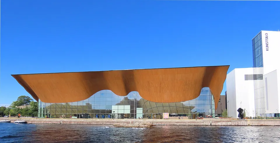 Teater- och konserthuset Kilden med böljande träfasad