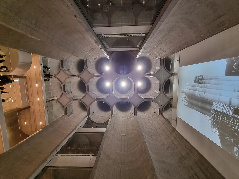 Blick nach oben in die Silozellen des Kunstsilo
