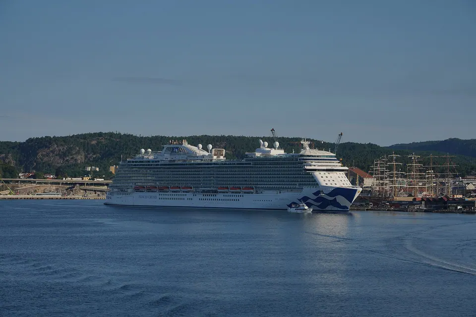 Kreuzfahrtschiff im Hafen von Kristiansand