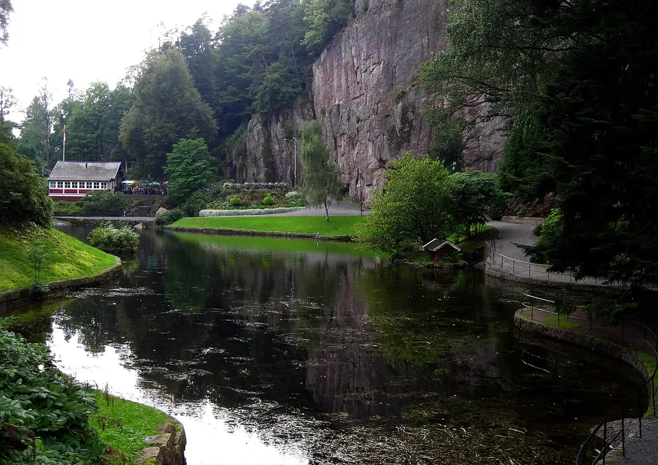 Teich und Felswand im Park Ravnedalen