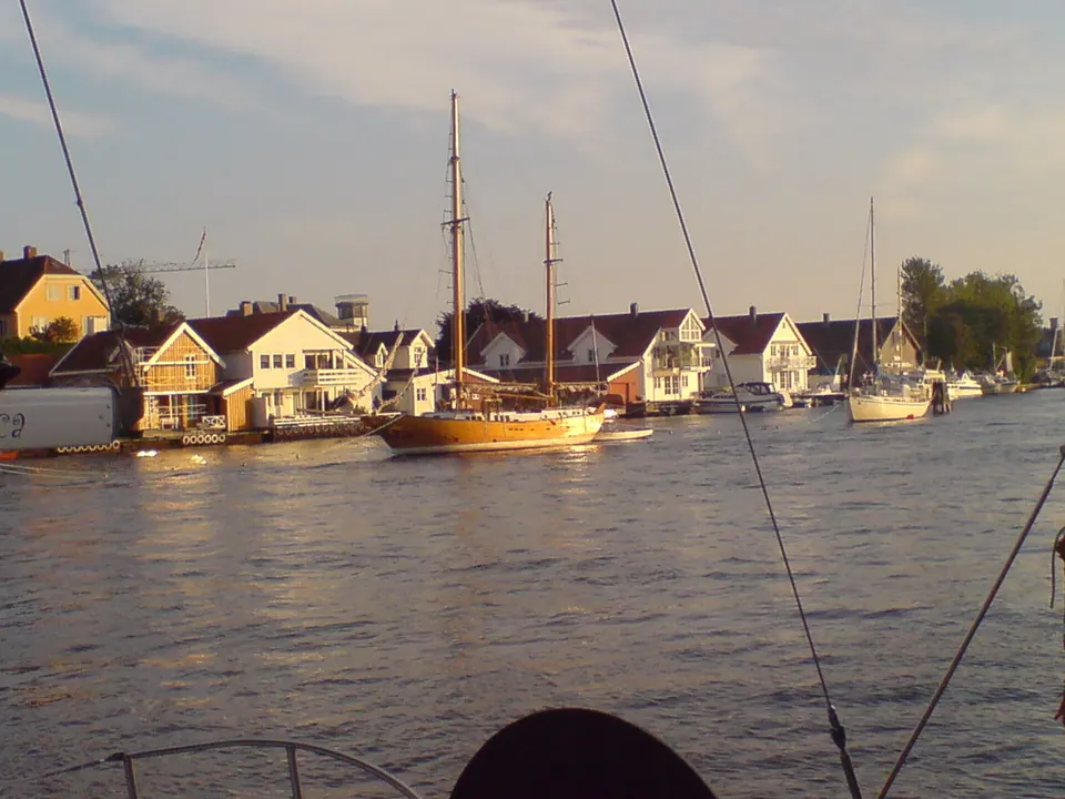 Segelboote auf der Mandalselva in Mandal