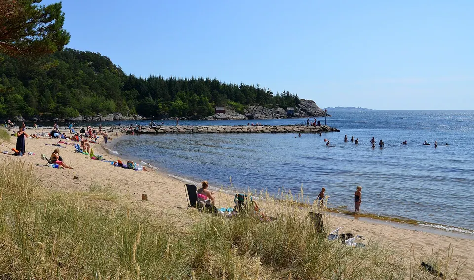 Badegäste am Sjøsanden in Mandal