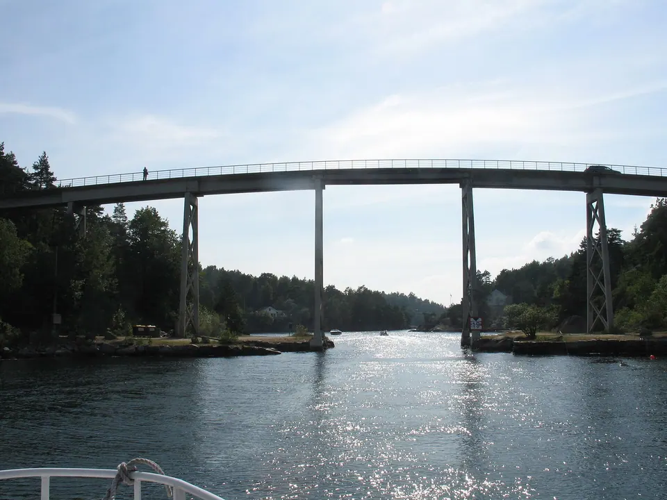 Justøybrua über die Schärenpassage bei Lillesand