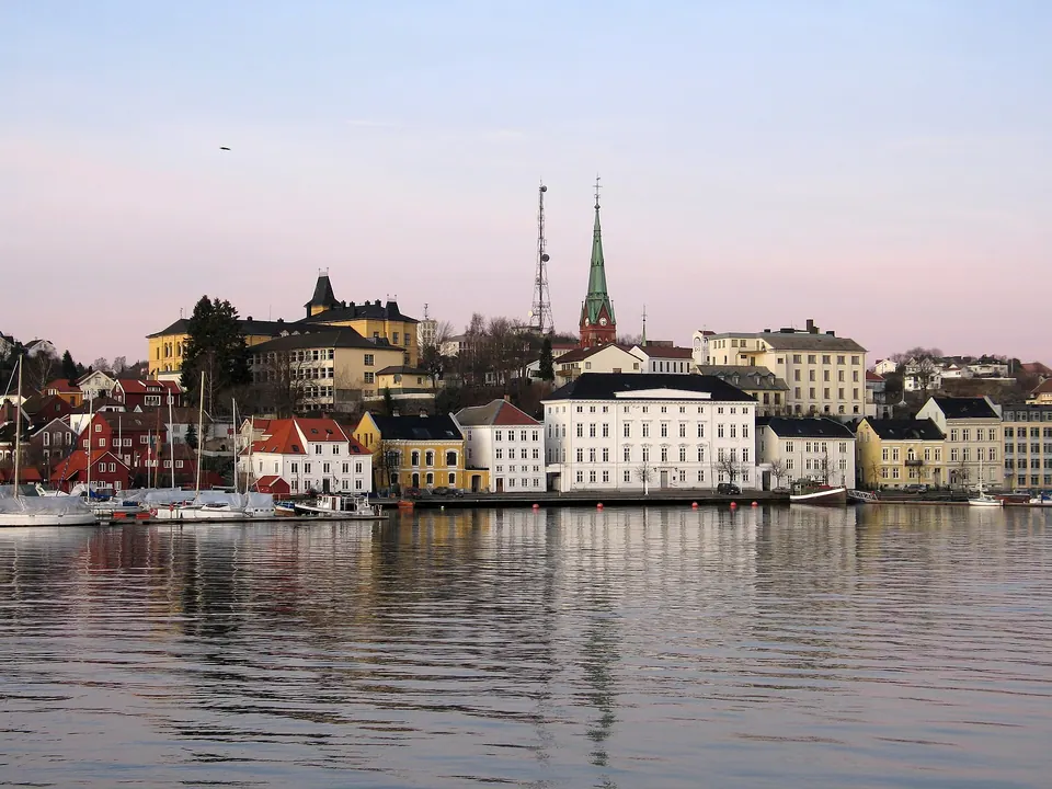 Tyholmen in Arendal am Wasser