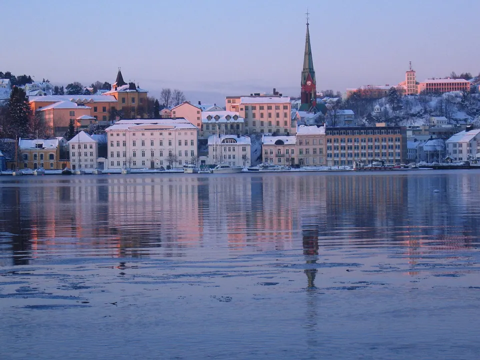 Arendal mit Tyholmen in der Abenddämmerung