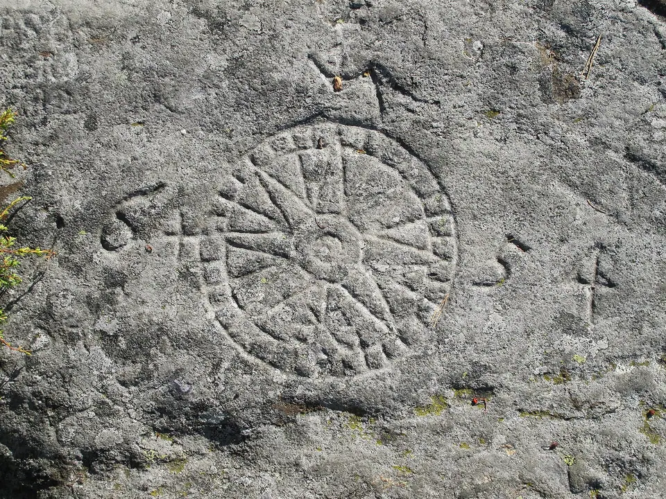 In den Fels gehauene Kompassrose auf Merdø