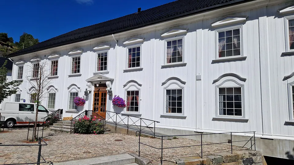 Wit houten huis in het centrum van Tvedestrand