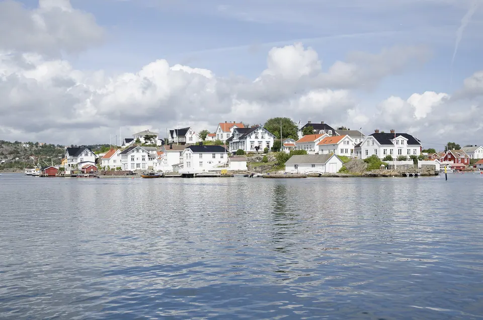 Weiße Häuser auf den Inseln von Lyngør