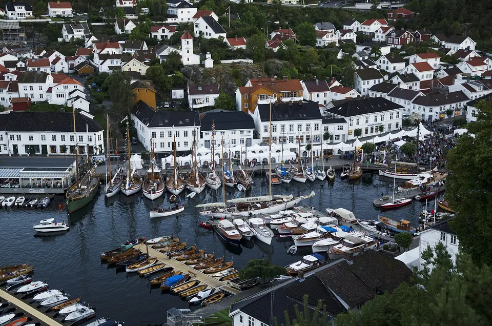 Hafen von Risør mit vielen Booten im August