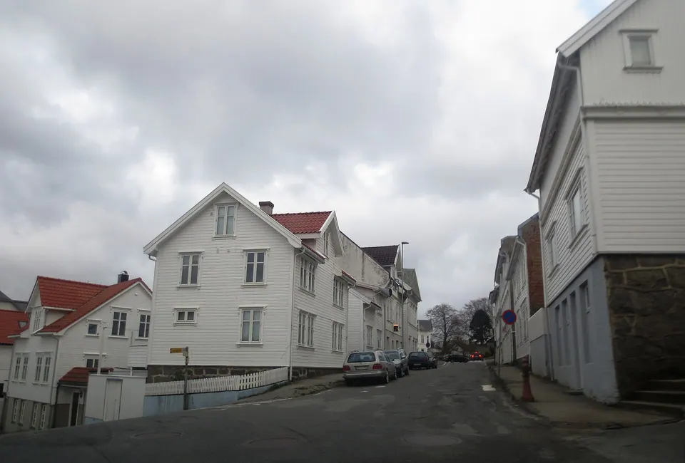 Weiße Holzhäuser in Farsund
