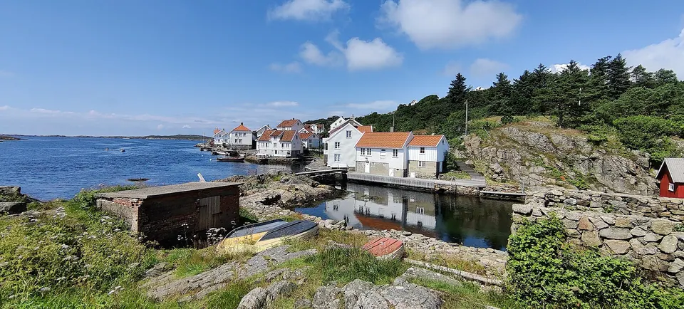 Alte Häuser am Wasser in Loshavn