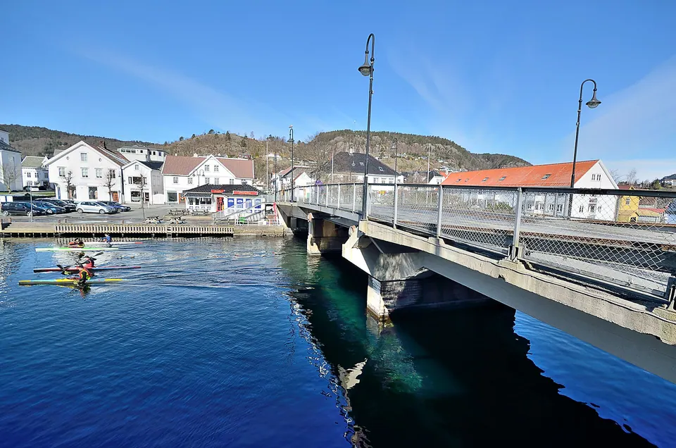 Flekkefjord med bro och kajakpaddlare