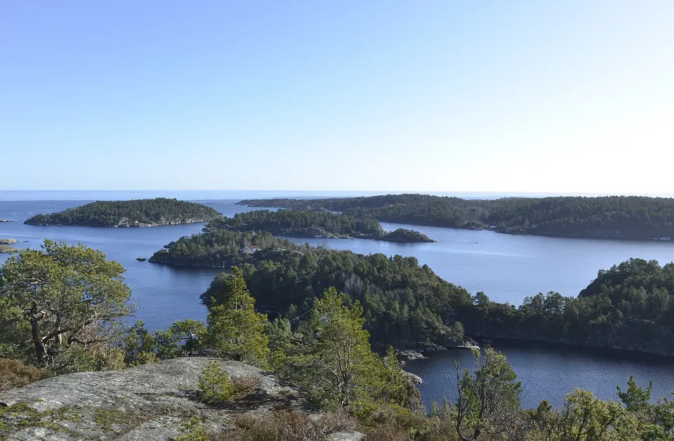 Inseln und Granitfelsen im Sandnesfjord bei Risør