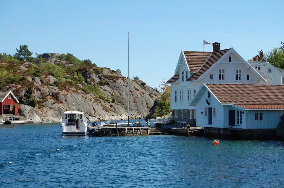 Weißes Haus mit Steg in den Schären zwischen Kristiansand und Lillesand