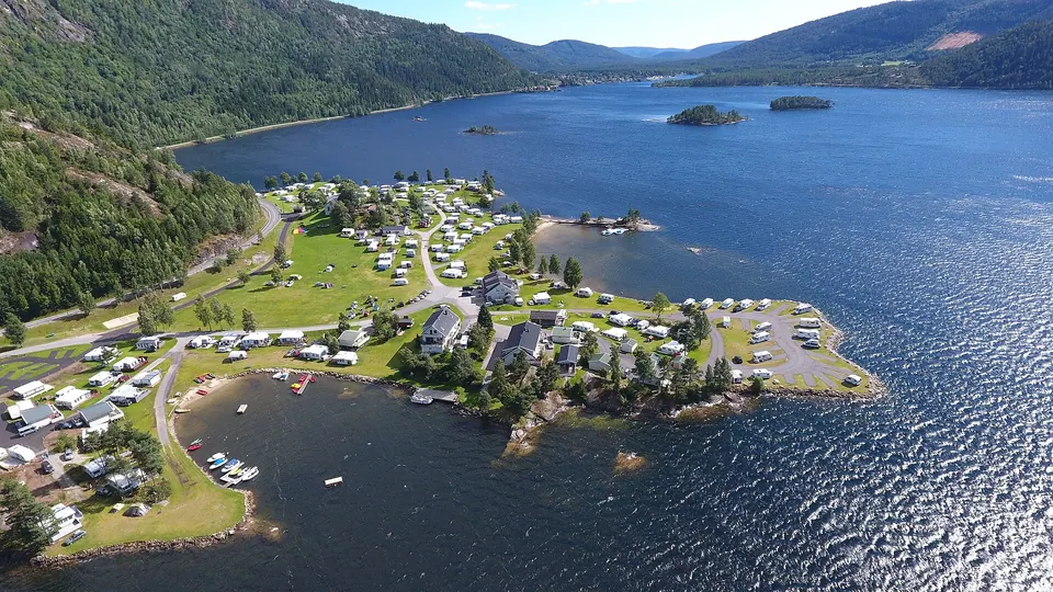 Campingplatz am Byglandsfjord mit Wohnwagen am Ufer