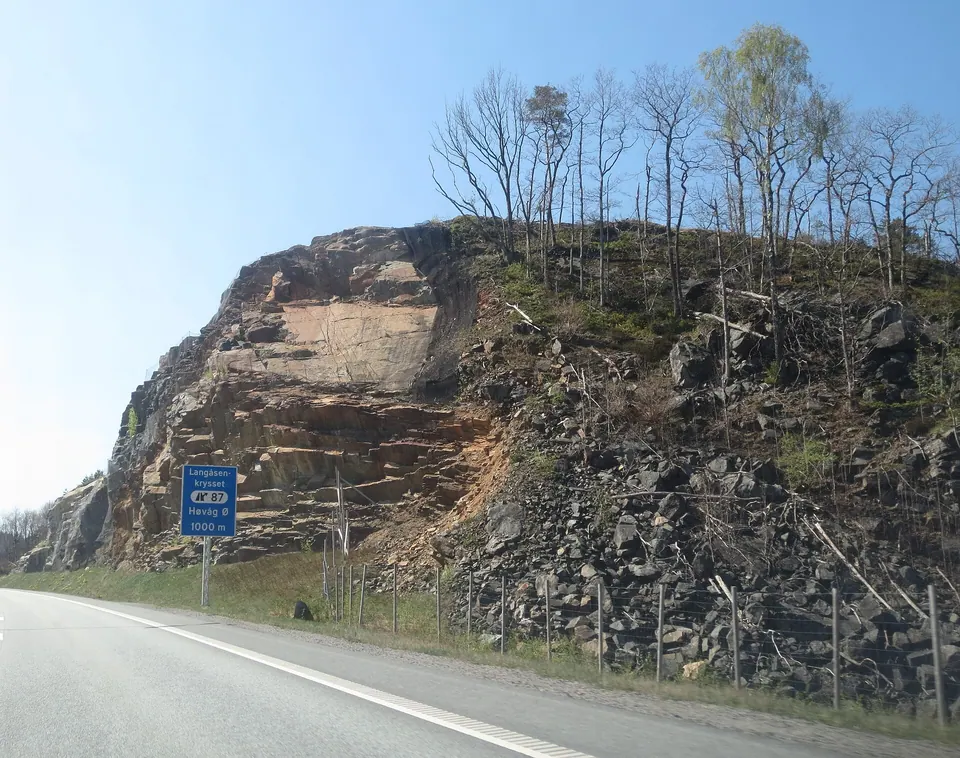 E39 bei Kristiansand mit Felseinschnitt