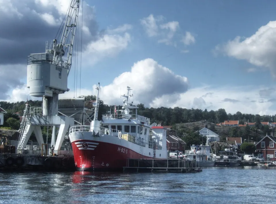 Lillesands hamn med fiskebåt