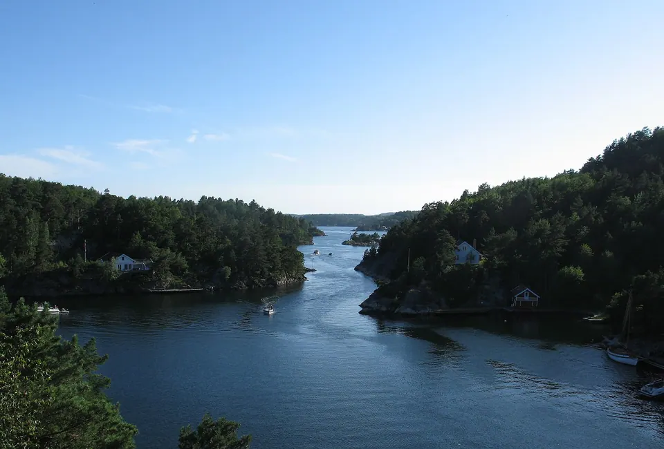 Die Blindleia bei Lillesand zwischen bewaldeten Inseln