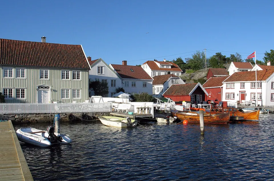 Vita trähus och båtar i Brekkestø vid Lillesand
