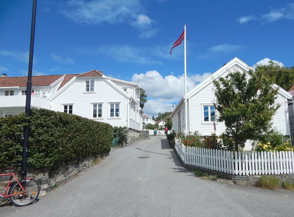Noorse vlag voor witte huizen in Brekkestø