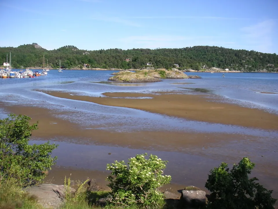 Bucht bei Lillesand bei Niedrigwasser