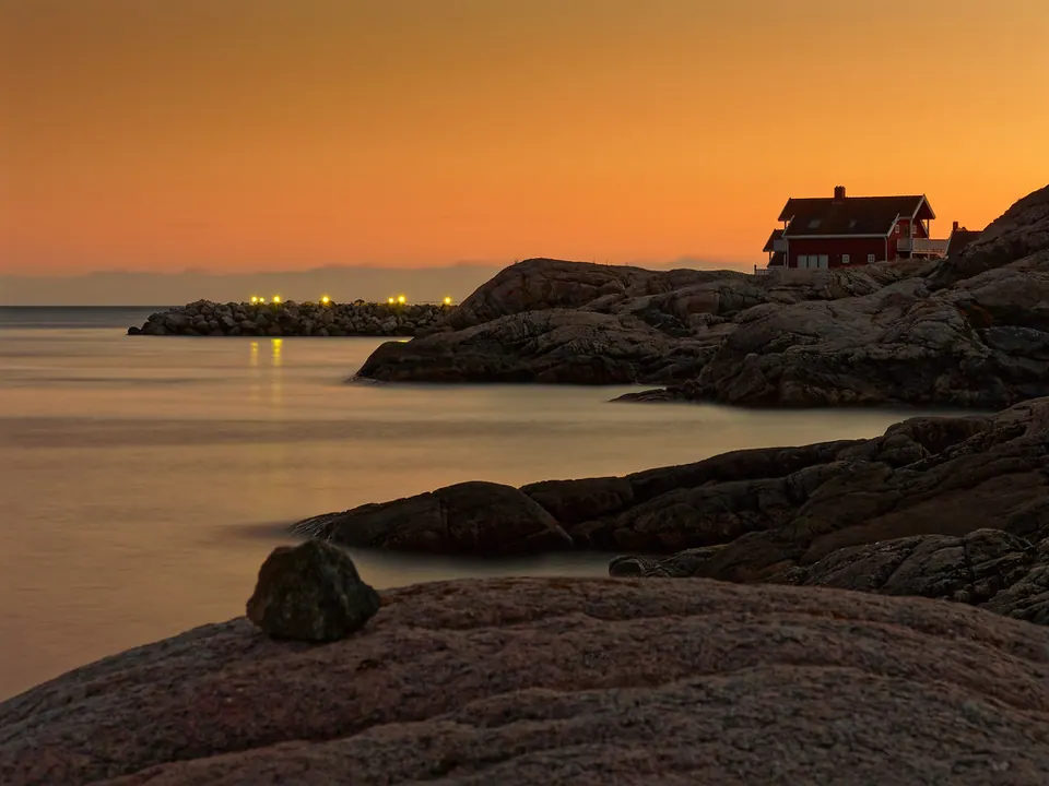 Rotskust bij Lindesnes in het avondrood