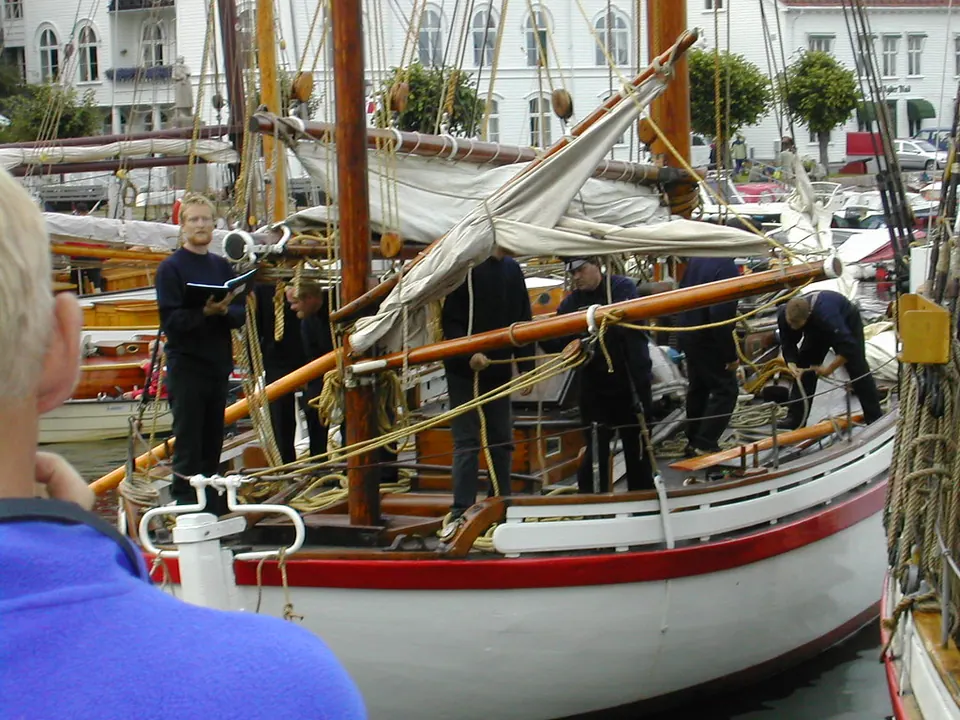 Holzsegelboot beim Trebåtfestival in Risør