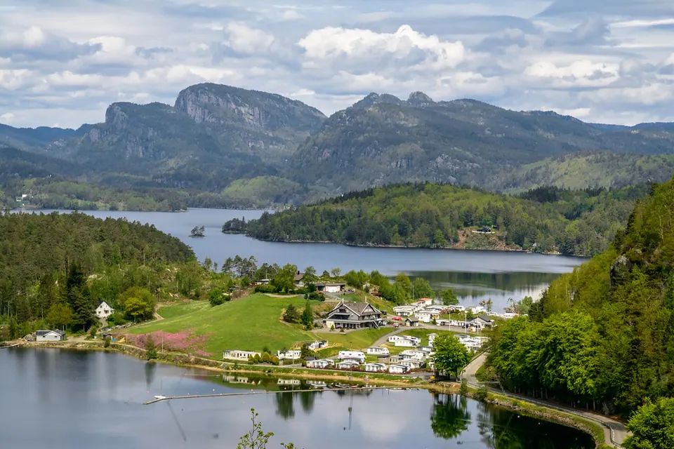 Landschaft bei Flekkefjord mit Fjord und Bergen